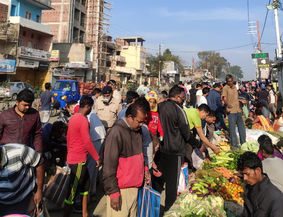 Jharkhand Lockdown : खूंटी में पुलिस ने जबरन बंद करायी दुकानें, लोगों को घरों में भेजा