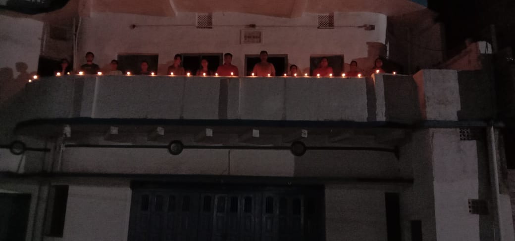 9 PM 9 Minute : ठीक 9 बजे और जल उठे करोड़ों दीये, दीपावली सा दिखा नजारा, कोरोना के खिलाफ एकजुट हुआ देश