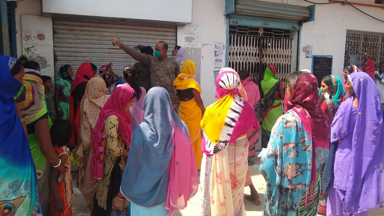 Jharkhand corona live : इटखोरी में पैसे निकालने के लिए सीएसपी और बैंको में उमड़ी भीड़ 