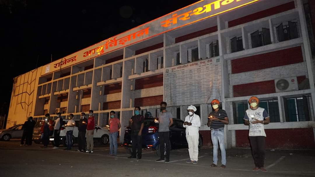 9 PM 9 Minute : ठीक 9 बजे और जल उठे करोड़ों दीये, दीपावली सा दिखा नजारा, कोरोना के खिलाफ एकजुट हुआ देश