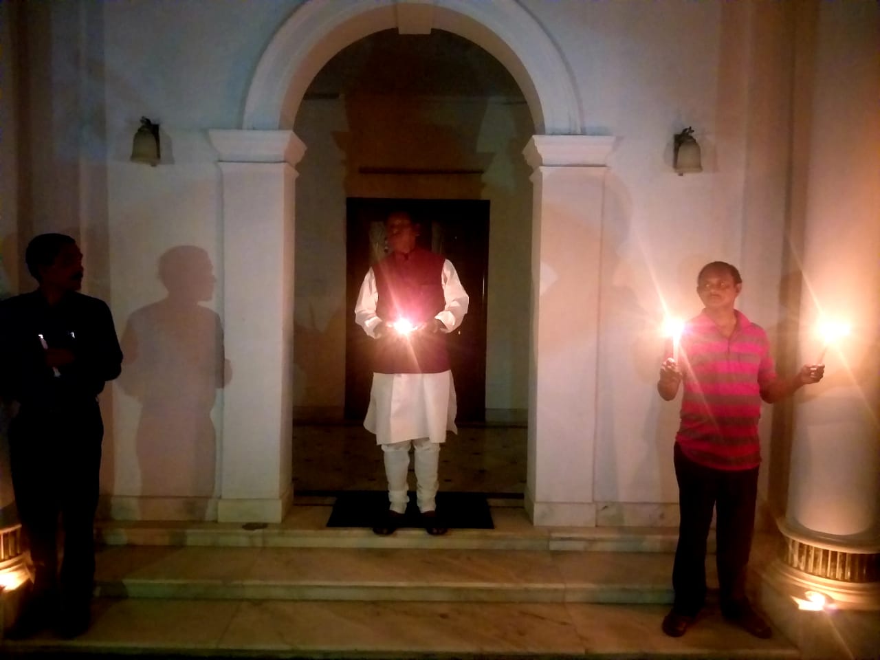 9 PM 9 Minute : ठीक 9 बजे और जल उठे करोड़ों दीये, दीपावली सा दिखा नजारा, कोरोना के खिलाफ एकजुट हुआ देश