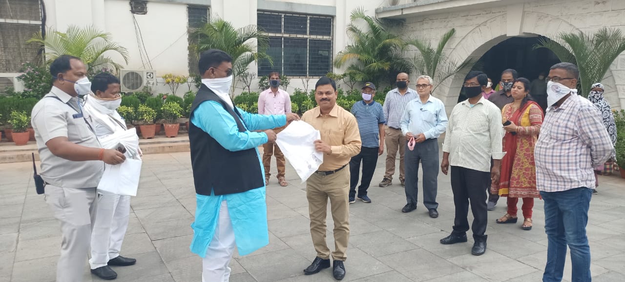 Coronavirus Jharkhand Update : हिंदपीढ़ी से बैरिकेडिंग लांघकर भागते 4 लोगों को पुलिस ने पकड़ा