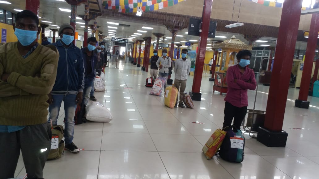 Coronavirus Lockdown Jharkhand: लेह से विमान से लौटे झारखंड के 60 श्रमिक, CM हेमंत ने एयरपोर्ट पर किया स्वागत