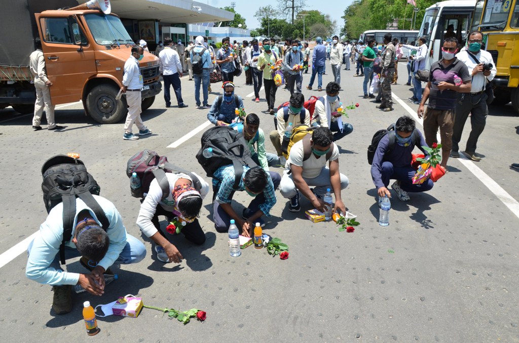 Covid19 Jharkhand: तेलंगाना में फंसे थे झारखंड के 85 मजदूर, प्रशासन ने नहीं की मदद तो पैदल ही निकले  