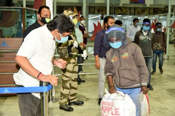 Coronavirus Lockdown Jharkhand: लेह से विमान से लौटे झारखंड के 60 श्रमिक, CM हेमंत ने एयरपोर्ट पर किया स्वागत