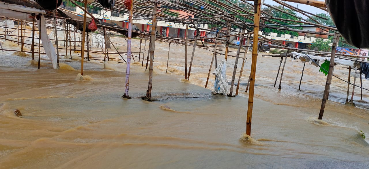 Bihar Flood Updates : बिहार में बाढ़ ने लिया विकराल रूप, लोग सड़क पर रहने को मजबूर, नदियां लाल निशान के ऊपर