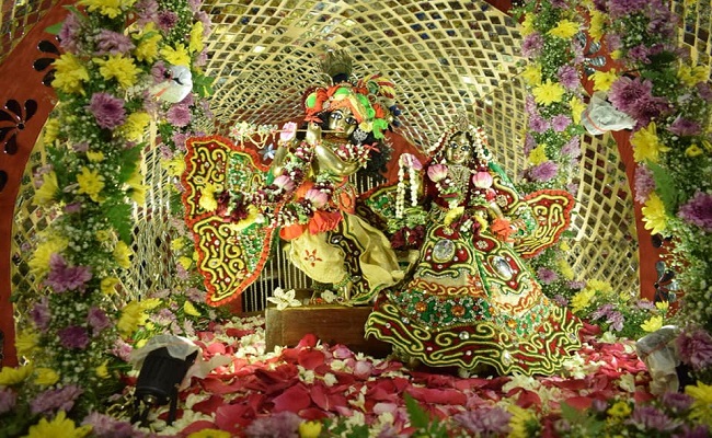 Janmashtami Vrat 2020: मथुरा में जन्में यशोदा के नंदलाल, चारों ओर बज रही बधाइयां...