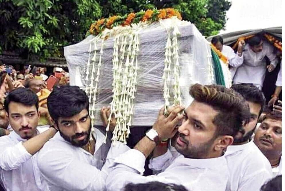 Ram Vilas Paswan RIP LIVE Updates: रामविलास पासवान का अंतिम संस्कार कुछ देर में, केंद्रीय मंत्री रविशंकर प्रसाद ने कहा, ये उनके जाने का समय नहीं था