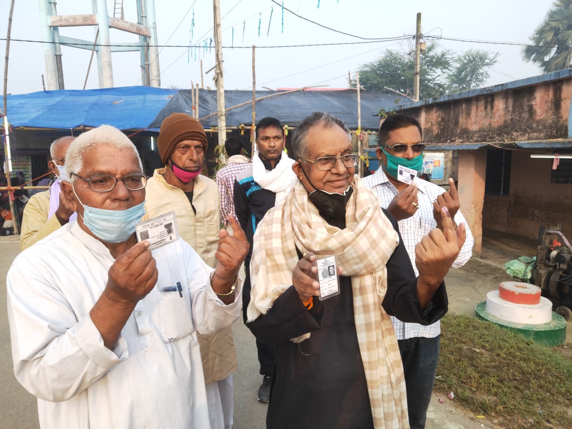 Bihar Election 2020 Update from Muzaffarpur: उत्तर बिहार में बंपर वोटिंग, बिहार सरकार के 12 मंत्रियों की किस्मत EVM में कैद, यहां पढ़िए हर सीटों का अपडेट