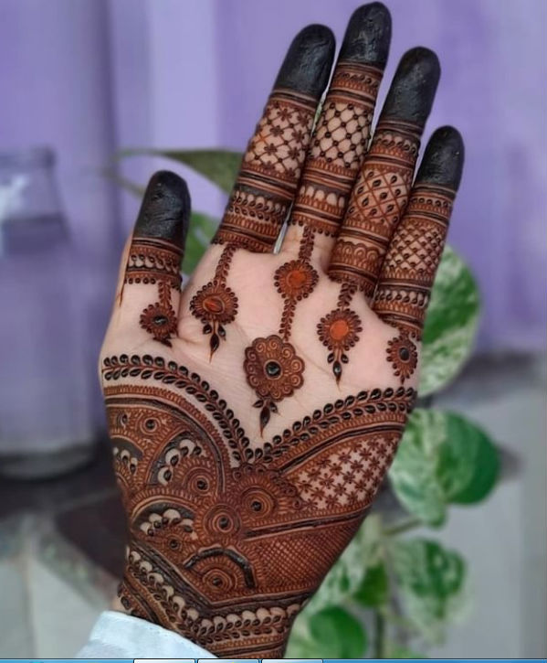 Mehndi Design : Karwa Chauth 2020 व्रत के लिए यहां से चुनें सरल और लेटेस्ट मेहंदी डिजाइन