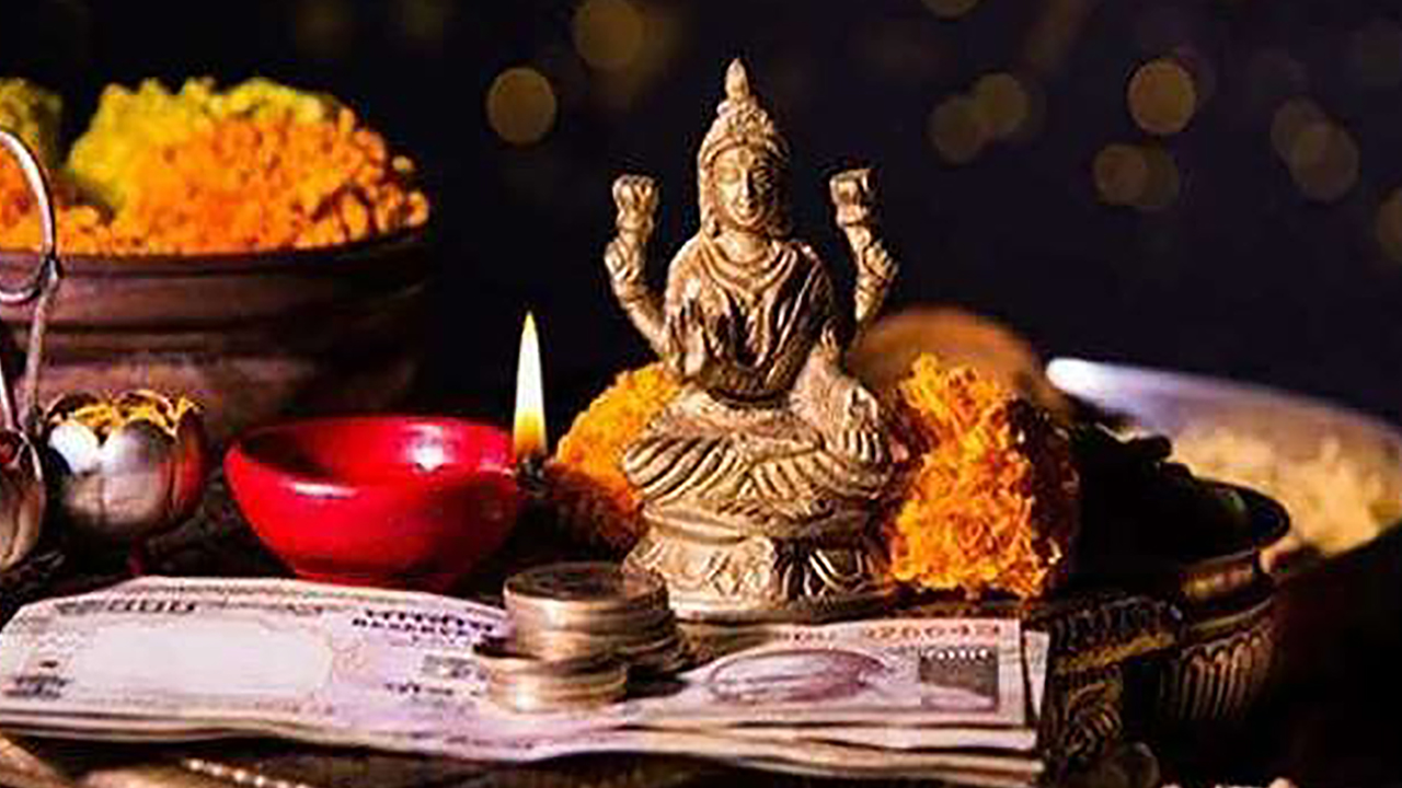Dhanteras Ki Subhkamnaye Wishes, Messages: आपके घर में धन की बरसात हो...धनतेरस पर अपने दोस्तों एवं रिश्तेदारों को हिंदी में भेजें बधाई संदेश
