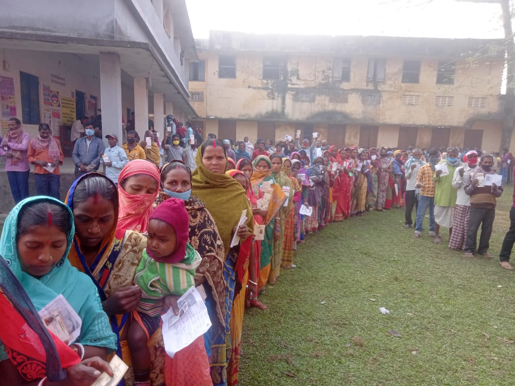 Bihar Chunav 2020, Latest Updates : 
कोसी और सीमांचल के जिलों में झूम कर निकले मतदाता, देखें तस्वीर और हर अपडेट