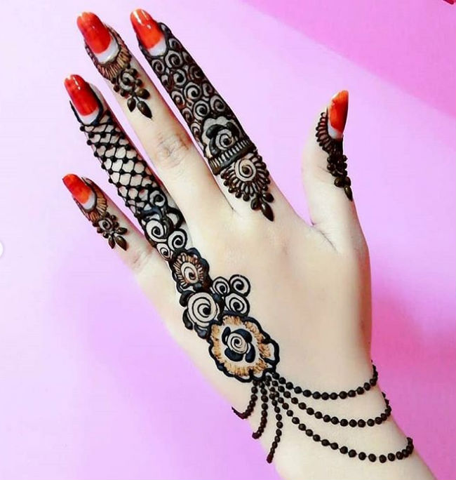 Happy Hariyali Teej 2021: हरियाली तीज पर लगाएं ये Latest Mehndi Designs, जानें कौन सबसे ज्यादा जचेगा आप पर