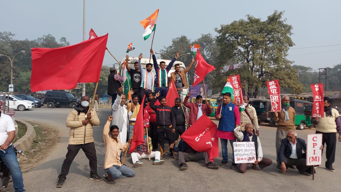 Bharat Bandh In Jharkhand : लातेहार में बंद कराने के लिए सड़क पर उतरे झारखंड के पूर्व मंत्री बैद्यनाथ राम