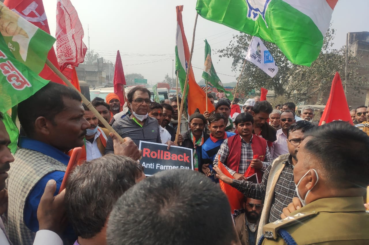 Bharat Bandh In Jharkhand : लातेहार में बंद कराने के लिए सड़क पर उतरे झारखंड के पूर्व मंत्री बैद्यनाथ राम