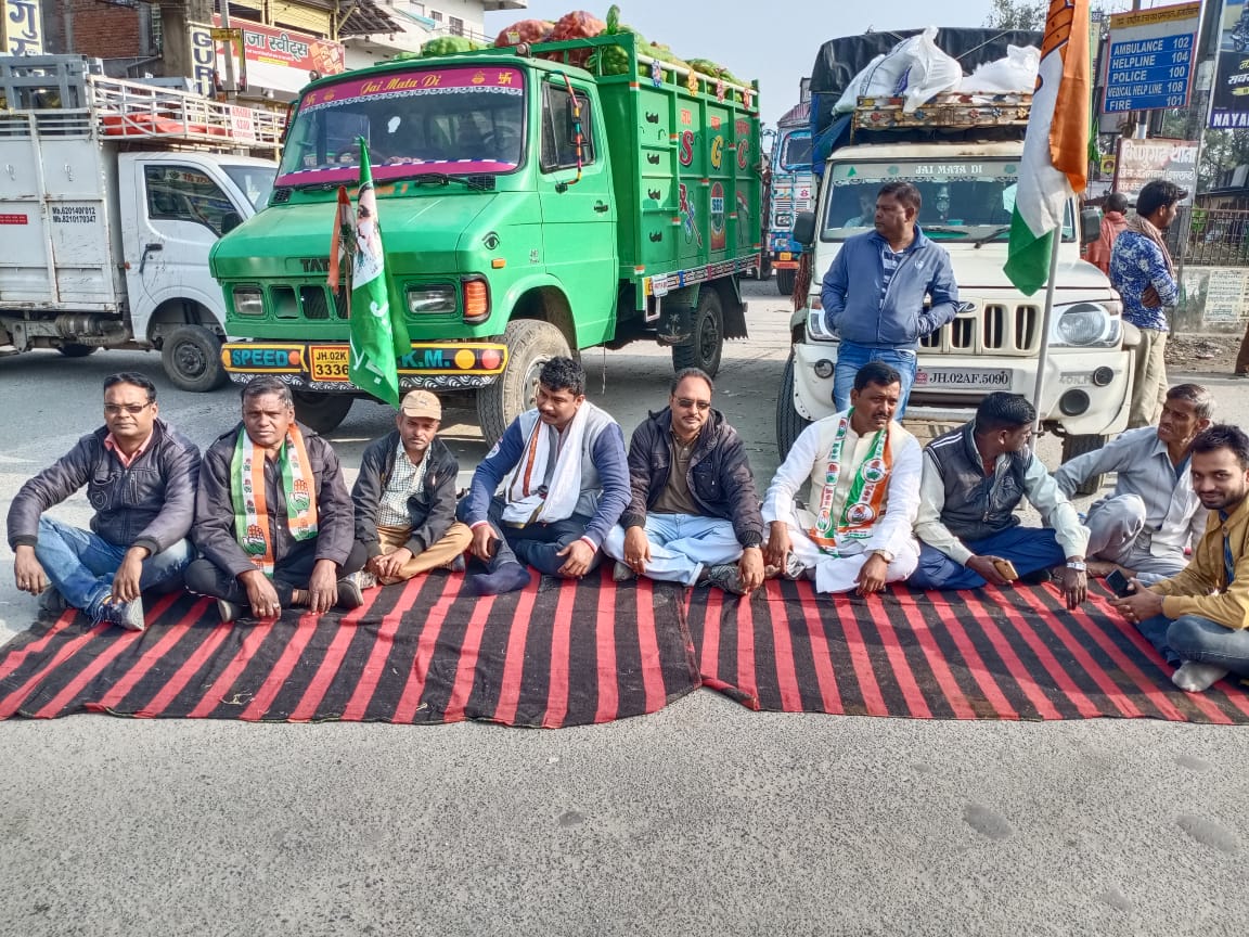 Bharat Bandh In Jharkhand : लातेहार में बंद कराने के लिए सड़क पर उतरे झारखंड के पूर्व मंत्री बैद्यनाथ राम