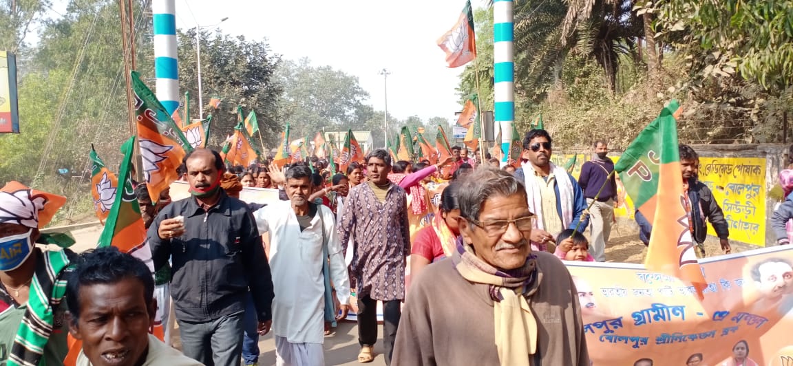 Amit Shah In Bengal : विकास के रास्ते से भटक गया है बंगाल, बोलपुर के रोड शो में बोले अमित शाह, देखें VIDEO