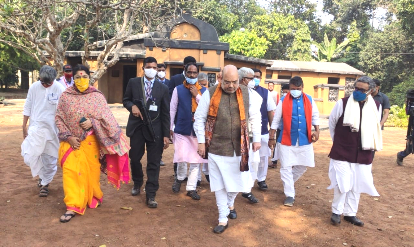 Amit Shah In Bengal : विकास के रास्ते से भटक गया है बंगाल, बोलपुर के रोड शो में बोले अमित शाह, देखें VIDEO