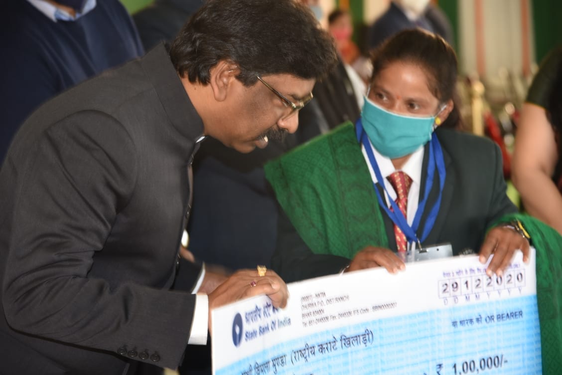 Jharkhand News, Hemant Soren Live Updates : झारखंड सरकार ने एक साल पूरे होने पर नौकरियां बांटी, विकास योजनाएं और हाईटेक सुविधाएं शुरू कीं  