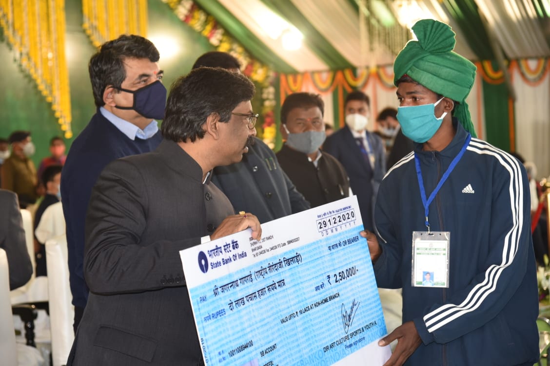 Jharkhand News, Hemant Soren Live Updates : झारखंड सरकार ने एक साल पूरे होने पर नौकरियां बांटी, विकास योजनाएं और हाईटेक सुविधाएं शुरू कीं  