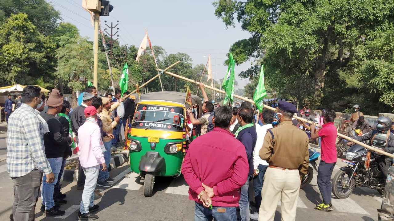 Bharat Bandh In Jharkhand : लातेहार में बंद कराने के लिए सड़क पर उतरे झारखंड के पूर्व मंत्री बैद्यनाथ राम