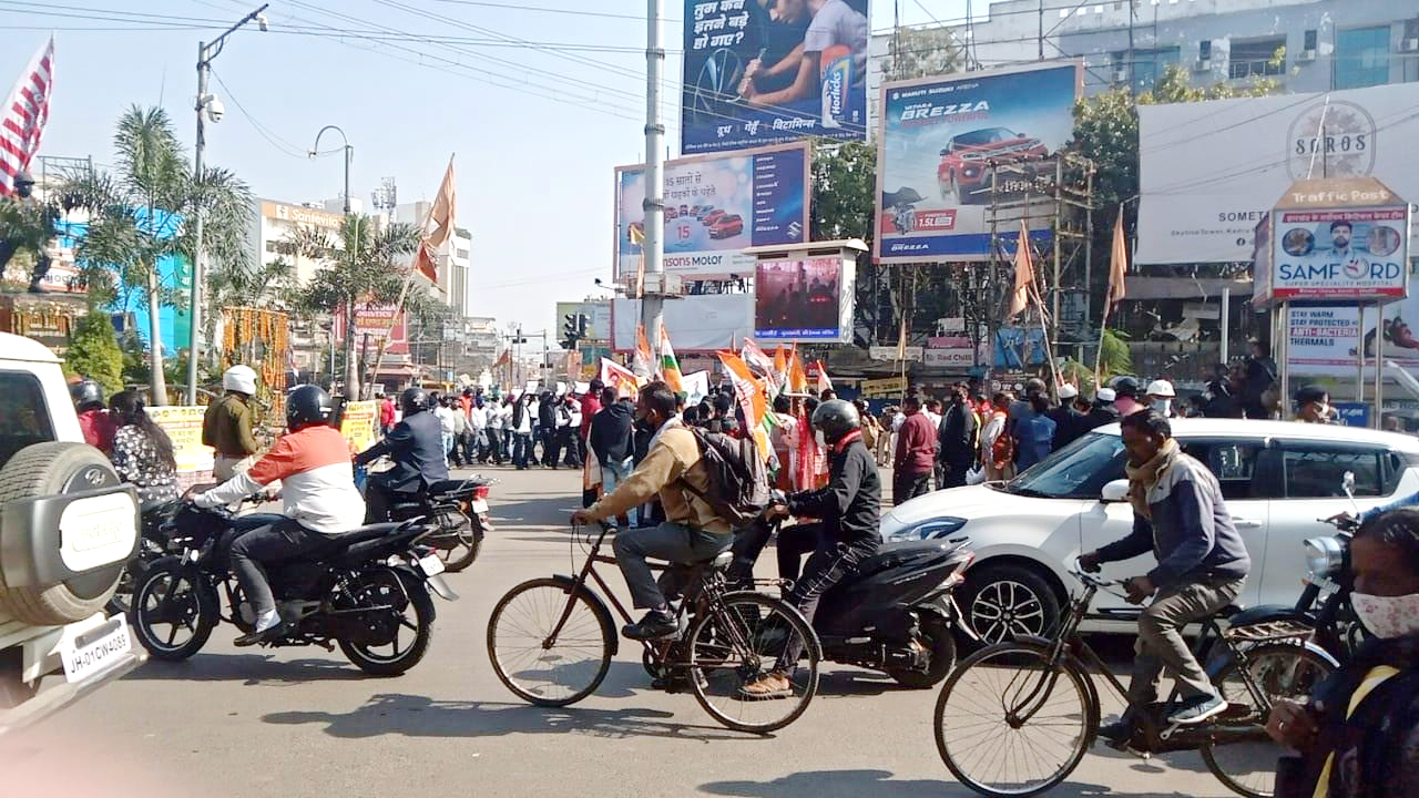 Bharat Bandh In Jharkhand : लातेहार में बंद कराने के लिए सड़क पर उतरे झारखंड के पूर्व मंत्री बैद्यनाथ राम