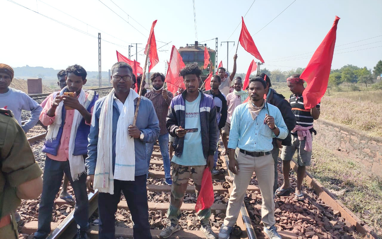 Bharat Bandh In Bengal: उत्तर बंगाल में डबल ‘बंद’ से पसरा सन्नाटा, हावड़ा-मुंबई रेलखंड पर ट्रेनों का परिचालन ठप