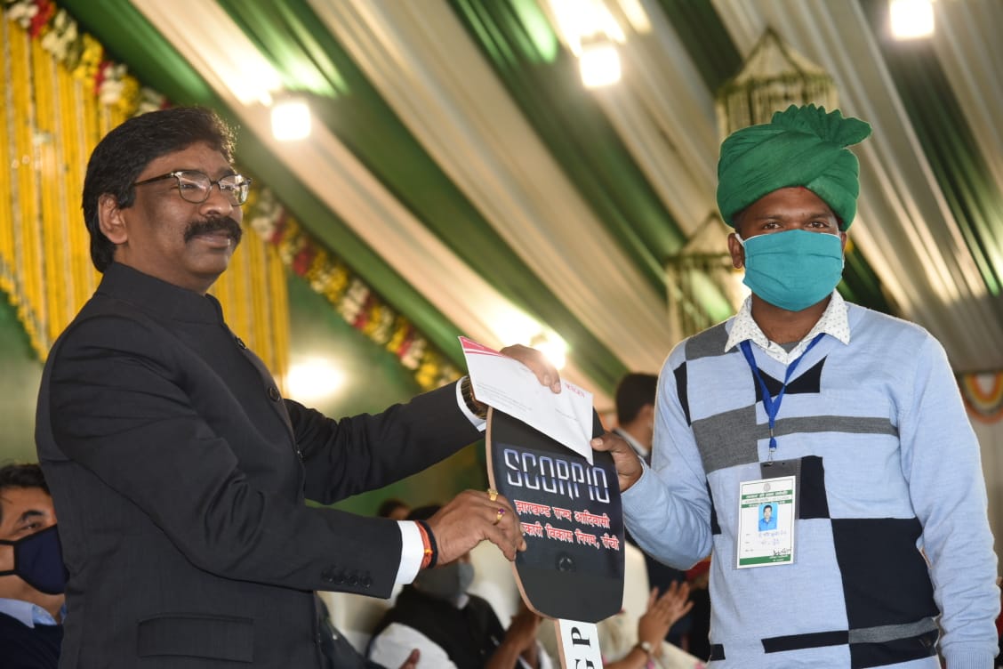 Jharkhand News, Hemant Soren Live Updates : झारखंड सरकार ने एक साल पूरे होने पर नौकरियां बांटी, विकास योजनाएं और हाईटेक सुविधाएं शुरू कीं  