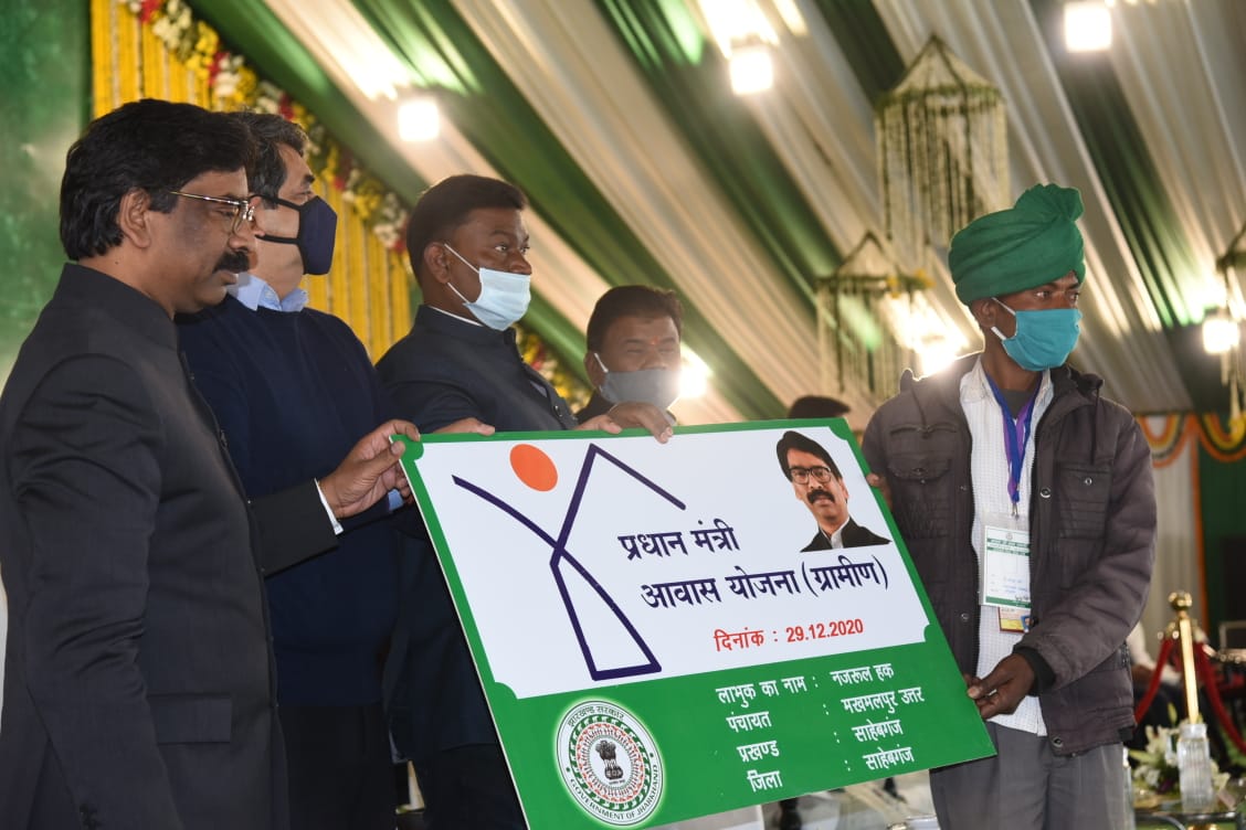 Jharkhand News, Hemant Soren Live Updates : झारखंड सरकार ने एक साल पूरे होने पर नौकरियां बांटी, विकास योजनाएं और हाईटेक सुविधाएं शुरू कीं  