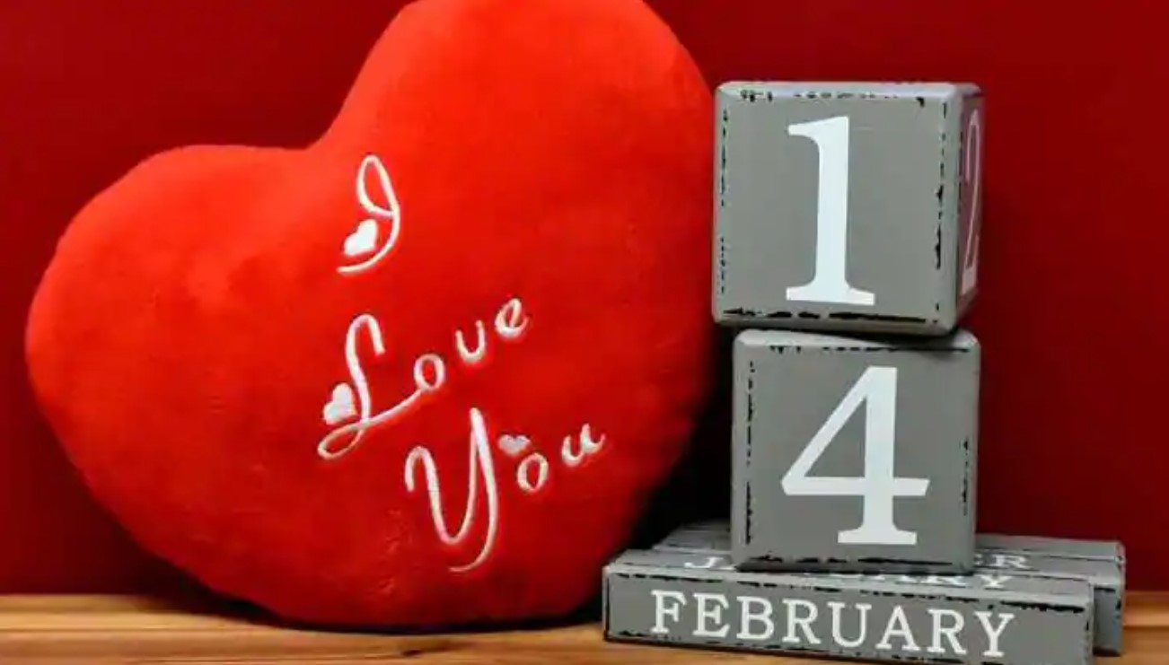 Happy Valentine Day 2021 Wishes, Images, Quotes, Messages: मोहब्बत लफ्जों की मोहताज नहीं होती...इस वैलेंटाइन्स डे अपने प्यार के सामने ऐसे एक्सप्रेस करें अपनी फीलिंग, भेजें रोमांटिक शायरी, मैसेज, कोट्स