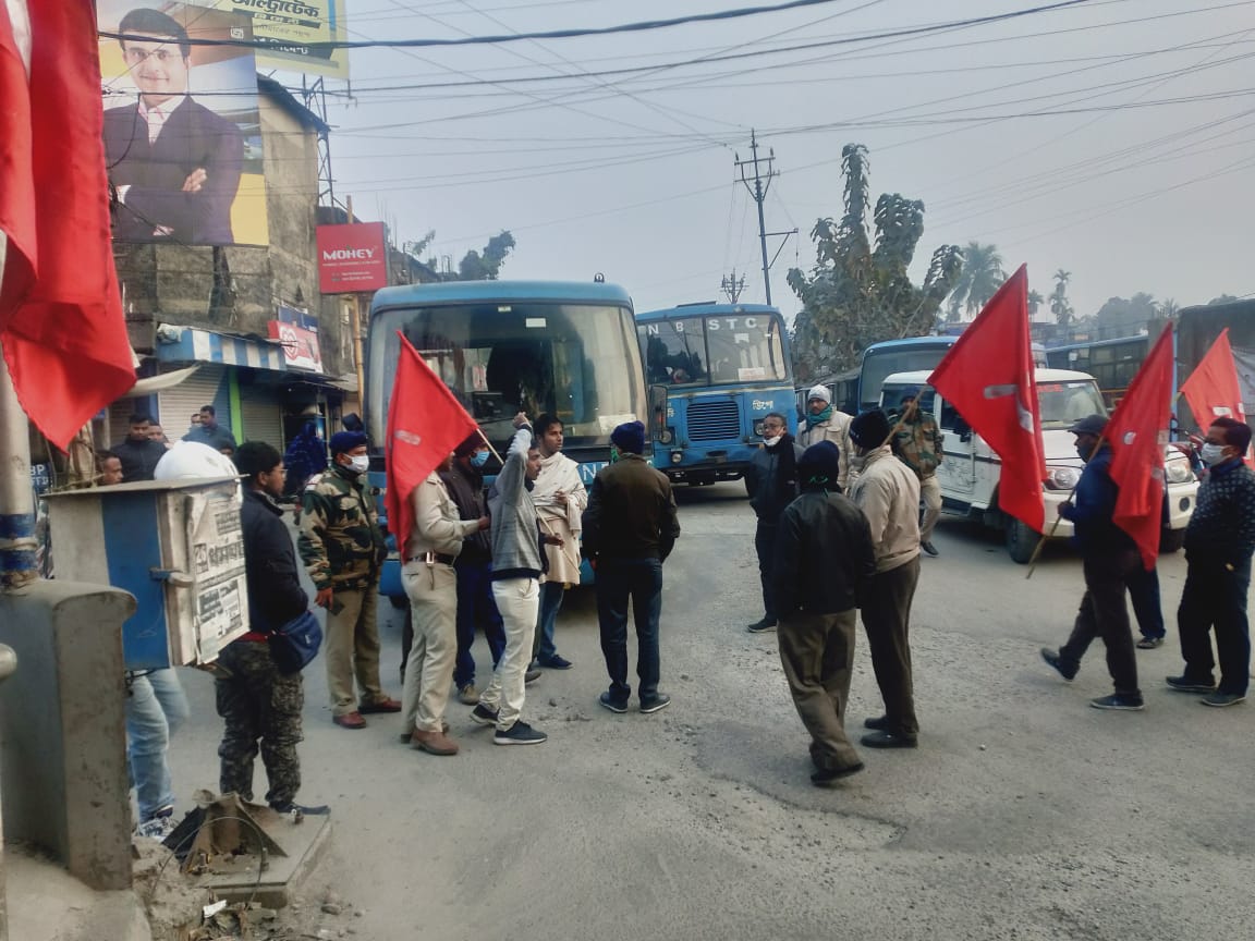 Bengal Bandh Updates : लेफ्ट के बंगाल बंद का रहा मिलाजुला असर, यहां देखिए बंद से जुड़ी Latest News, Photos