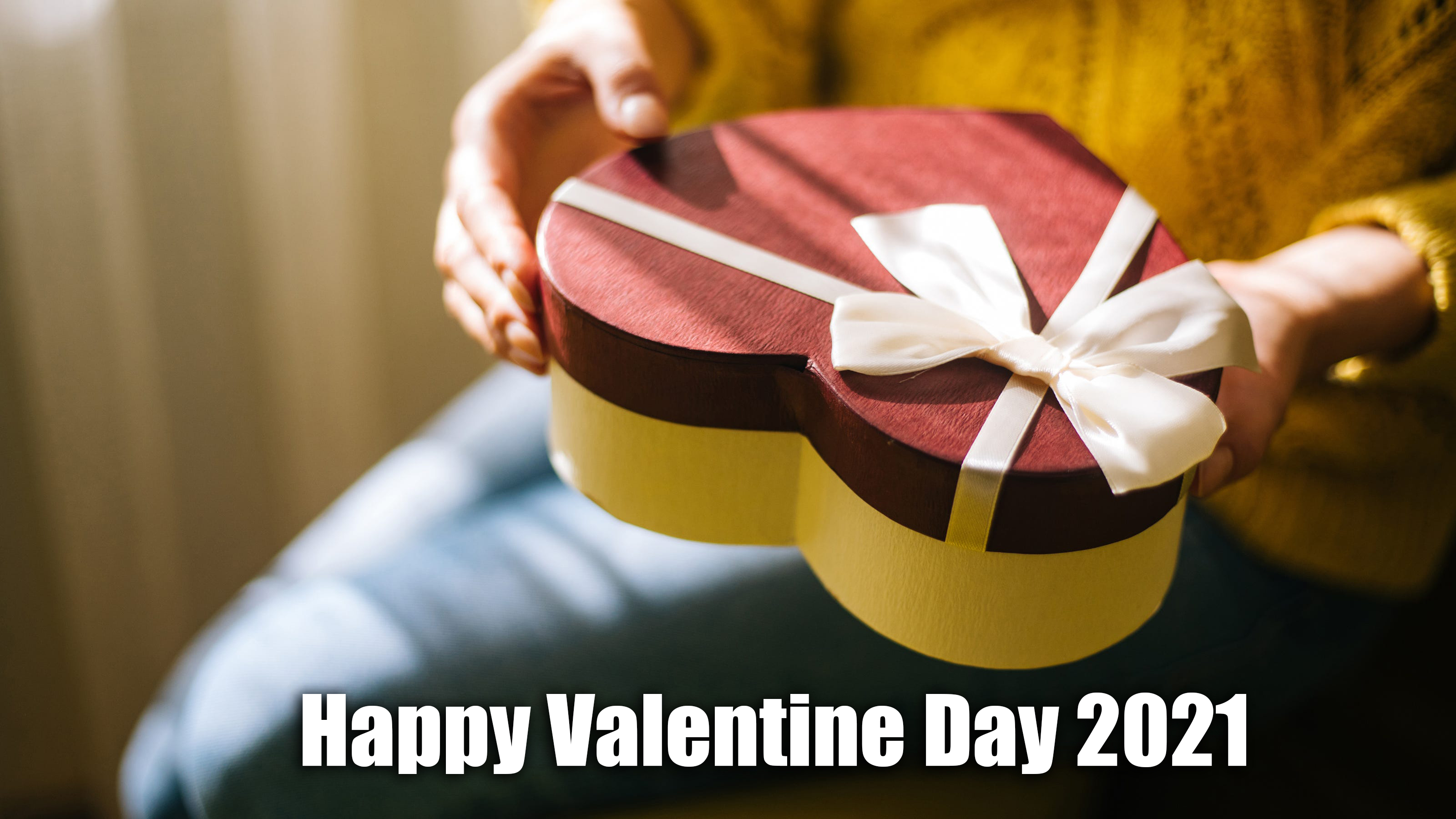 Happy Valentine Day 2021 Wishes, Images, Quotes, Messages: मोहब्बत लफ्जों की मोहताज नहीं होती...इस वैलेंटाइन्स डे अपने प्यार के सामने ऐसे एक्सप्रेस करें अपनी फीलिंग, भेजें रोमांटिक शायरी, मैसेज, कोट्स