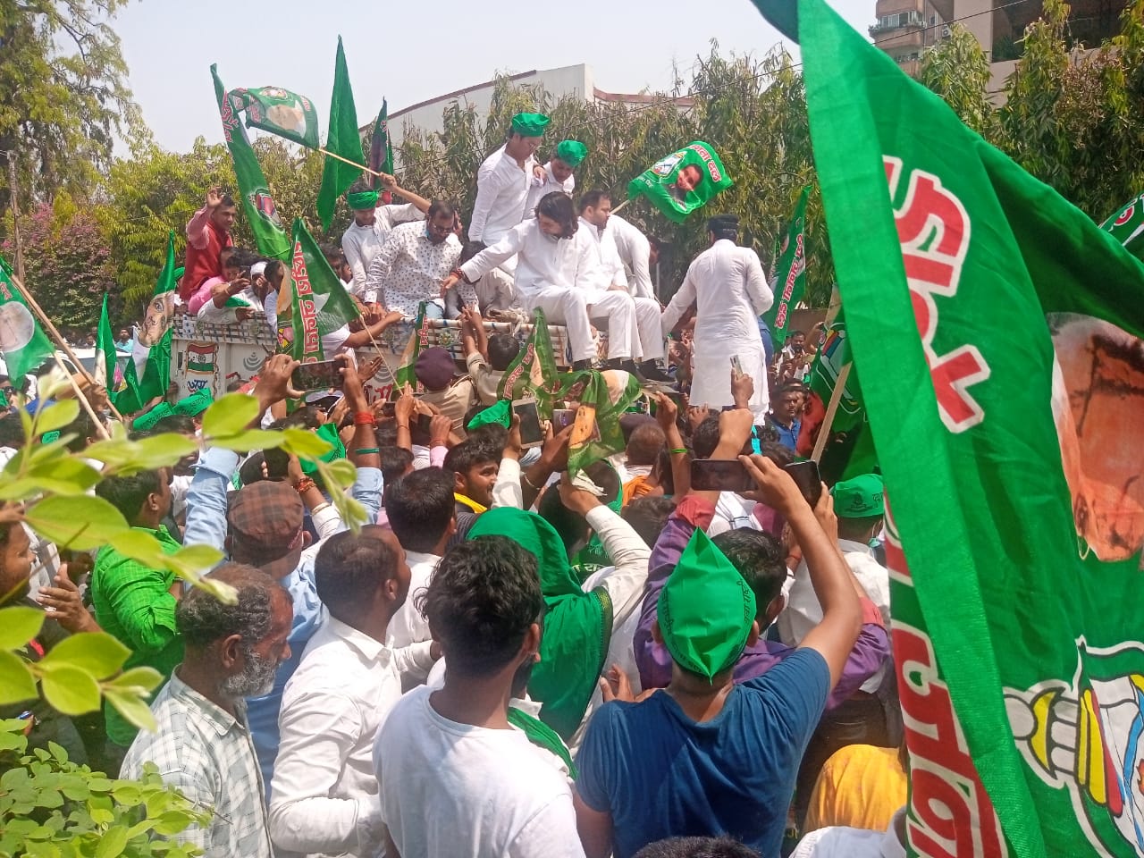 RJD Vidhansabha March: विधानसभा मार्च में बवाल के बाद तेजस्वी-तेजप्रताप हिरासत में, RJD कार्यकर्ताओं ने खूब चलाए ईंट-पत्थर