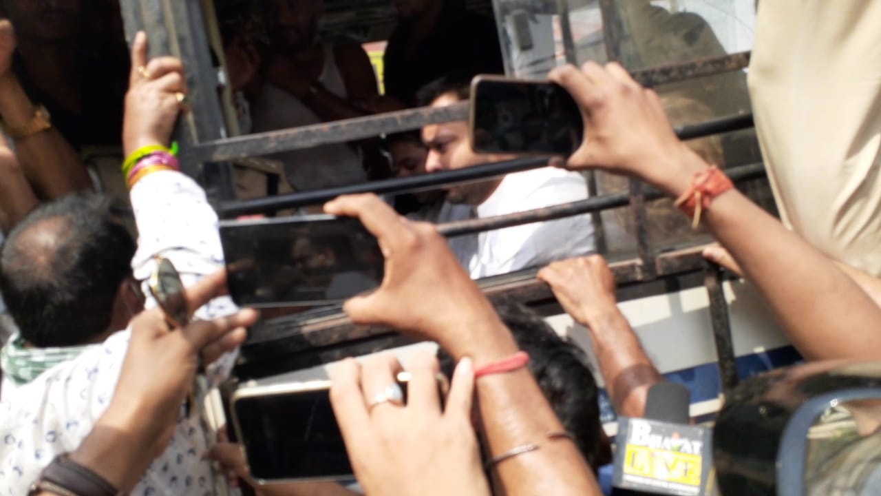 RJD Vidhansabha March: विधानसभा मार्च में बवाल के बाद तेजस्वी-तेजप्रताप हिरासत में, RJD कार्यकर्ताओं ने खूब चलाए ईंट-पत्थर