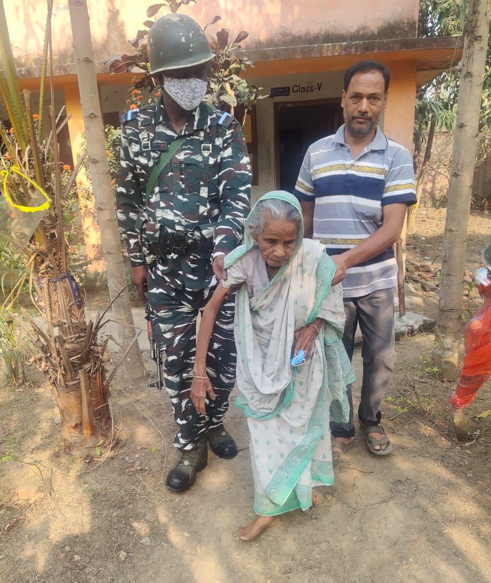 Bengal First Phase Voting 2021 Photos Videos: आखिरी घंटे में भी उत्साह रहा बरकरार, 80 प्रतिशत से ज्यादा मतदाताओं ने डाला वोट 