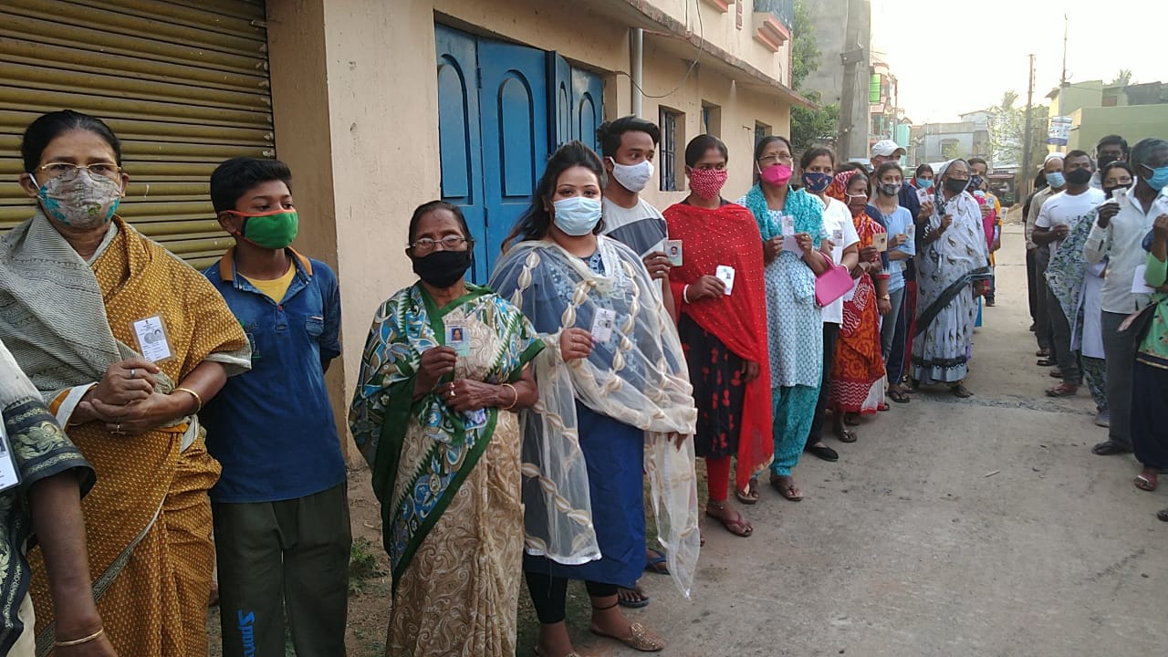 Bengal First Phase Voting 2021 Photos Videos: आखिरी घंटे में भी उत्साह रहा बरकरार, 80 प्रतिशत से ज्यादा मतदाताओं ने डाला वोट 