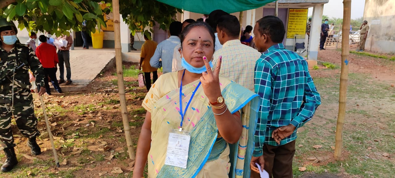 Bengal First Phase Voting 2021 Photos Videos: आखिरी घंटे में भी उत्साह रहा बरकरार, 80 प्रतिशत से ज्यादा मतदाताओं ने डाला वोट 