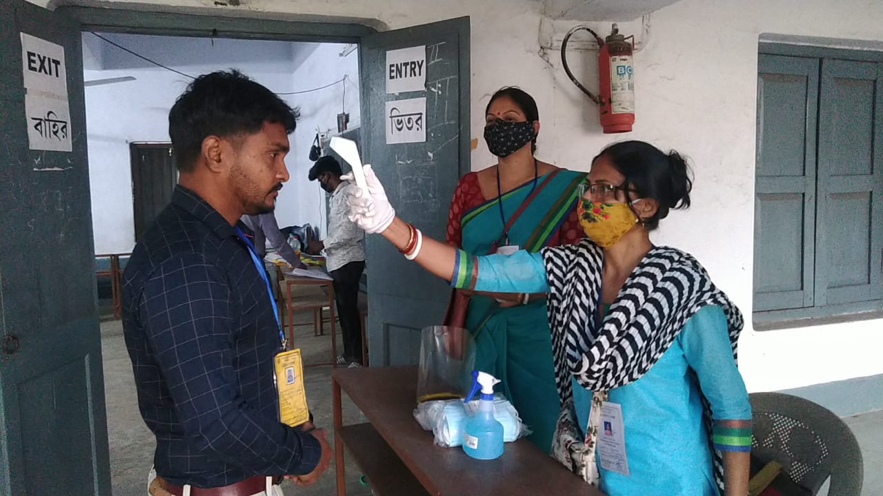 Bengal First Phase Voting 2021 Photos Videos: आखिरी घंटे में भी उत्साह रहा बरकरार, 80 प्रतिशत से ज्यादा मतदाताओं ने डाला वोट 