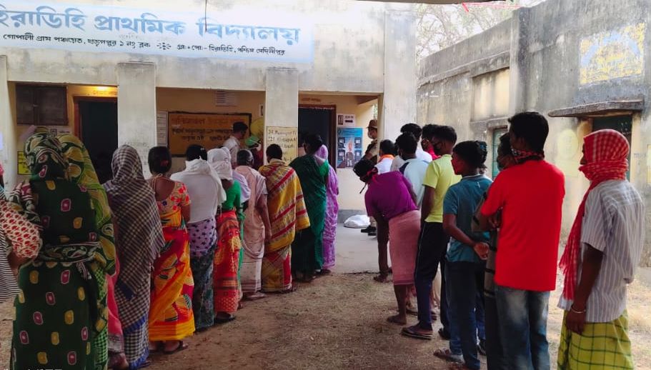 Bengal First Phase Voting 2021 Photos Videos: आखिरी घंटे में भी उत्साह रहा बरकरार, 80 प्रतिशत से ज्यादा मतदाताओं ने डाला वोट 