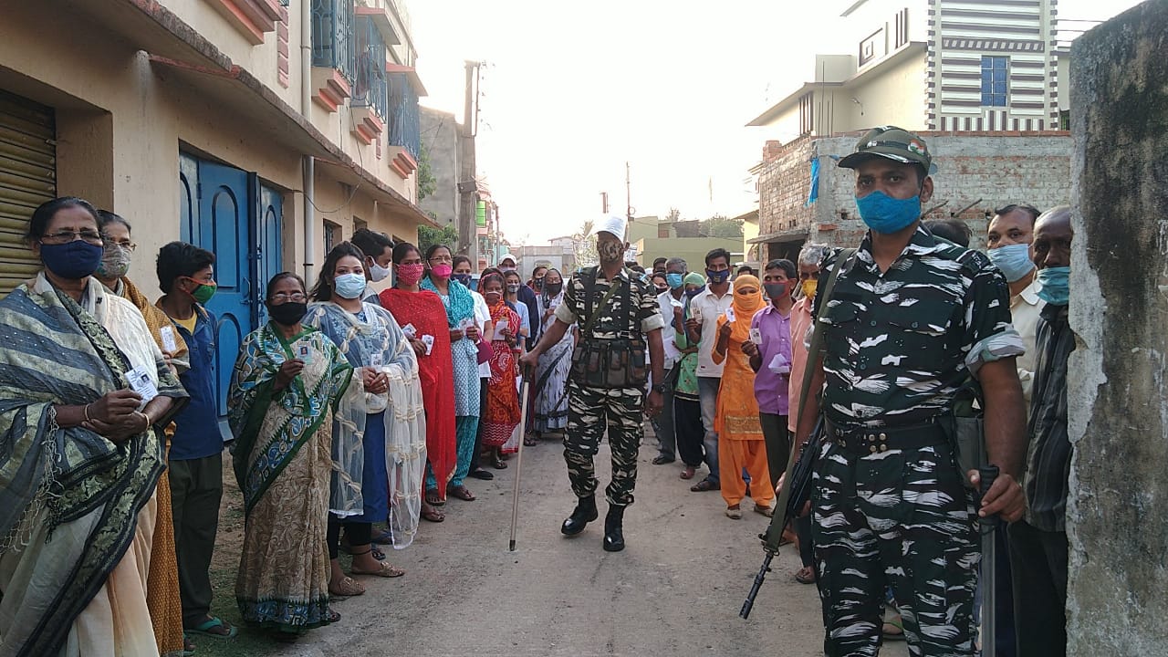Bengal First Phase Voting 2021 Photos Videos: आखिरी घंटे में भी उत्साह रहा बरकरार, 80 प्रतिशत से ज्यादा मतदाताओं ने डाला वोट 