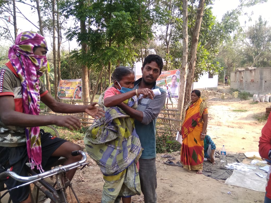 Bengal First Phase Voting 2021 Photos Videos: आखिरी घंटे में भी उत्साह रहा बरकरार, 80 प्रतिशत से ज्यादा मतदाताओं ने डाला वोट 