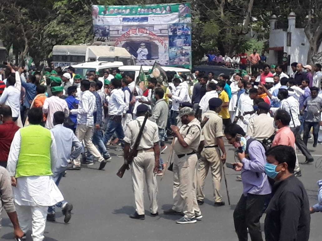 RJD Vidhansabha March: विधानसभा मार्च में बवाल के बाद तेजस्वी-तेजप्रताप हिरासत में, RJD कार्यकर्ताओं ने खूब चलाए ईंट-पत्थर