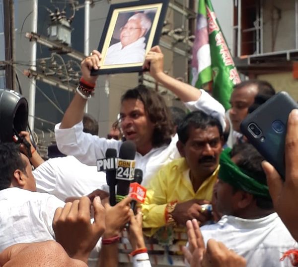 RJD Vidhansabha March: विधानसभा मार्च में बवाल के बाद तेजस्वी-तेजप्रताप हिरासत में, RJD कार्यकर्ताओं ने खूब चलाए ईंट-पत्थर