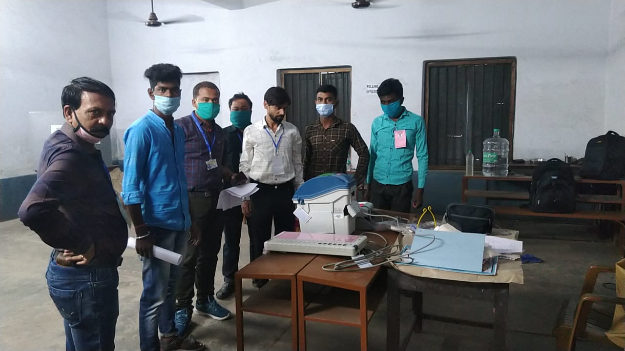 Bengal First Phase Voting 2021 Photos Videos: आखिरी घंटे में भी उत्साह रहा बरकरार, 80 प्रतिशत से ज्यादा मतदाताओं ने डाला वोट 