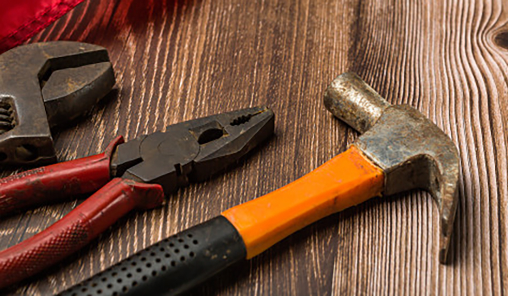 Happy Labour Day Wishes, Images, Quotes: अमीरी में अमीर अपना सुकून खोता हैं, मजदूर खा के सूखी रोटी आराम से सोता हैं...इस मजदूर दिवस पर यहां से भेजें शुभकामनाएं, कोट्स, स्लोगन, Memes