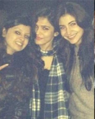 Bollywood & TV Updates : अनुष्का शर्मा और साक्षी धौनी रही हैं स्कूल टाइम फ्रेंड्स, वायरल हो रही ये PHOTOS