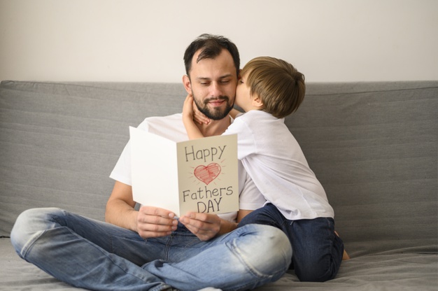 Happy Father's Day 2021 Wishes, Images, Quotes, Status: नसीब वाले हैं जिनके सर पर पिता का हाथ होता हैं....फादर्स डे पर पिता को दे बधाई, इन खूबसूरत मैसेज के साथ