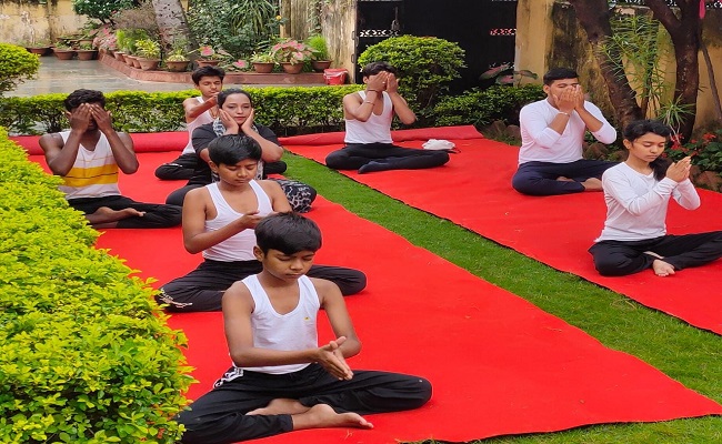 Happy International Yoga Day 2021 Wishes, Images, Quotes: योग है स्वास्थ्य के लिए क्रांति...इस योग दिवस पर सभी देशवासियों को भेजें ढेर सारी शुभकामनाएं...