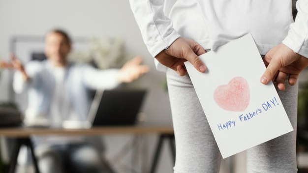 Happy Father's Day 2021 Wishes, Images, Quotes, Status: नसीब वाले हैं जिनके सर पर पिता का हाथ होता हैं....फादर्स डे पर पिता को दे बधाई, इन खूबसूरत मैसेज के साथ