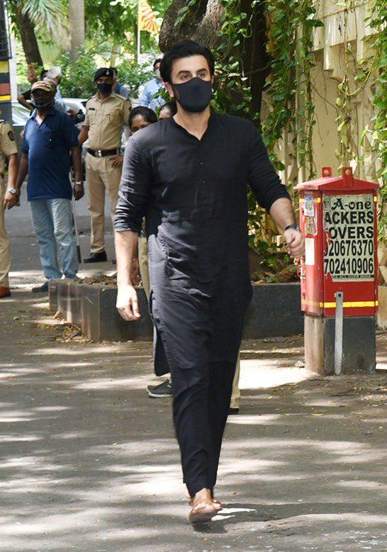 Dilip Kumar Death Updates : सुपुर्द ए खाक हुए दिलीप कुमार, पुलिस के जवानों ने दी आखिरी सलामी